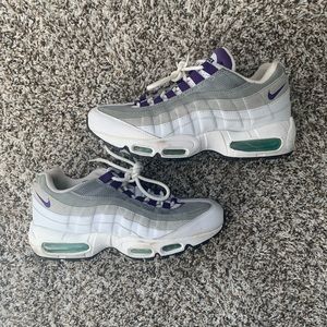 Women’s size 8 Air Max 95